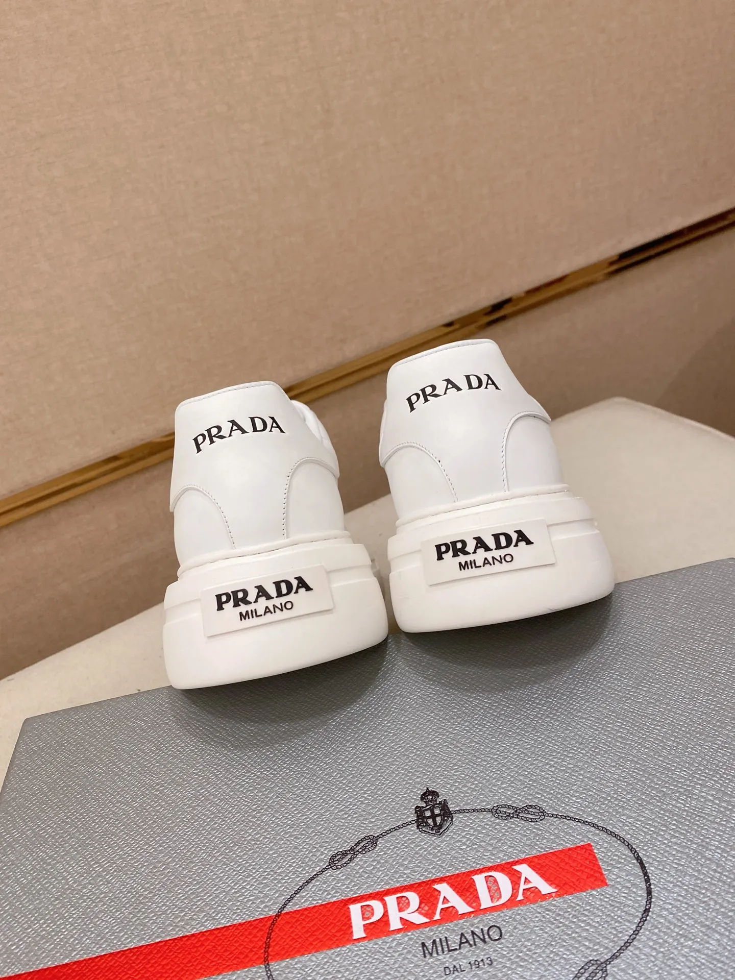 Men's shoes 💰 580💰 ✔️✔️✔️High version High-quality new PRADA (Prada) counters are launched simultaneously, new men's shoes, 😘fabrics are selected from first-layer cowhide fabrics. Lining: Imported cowhide leather lining. 👍🏿High-end☄️Open-molded non-slip rubber outsole, exquisite lines, simple and elegant, comfortable and high-end for leisure travel. Code number: 38 to 45